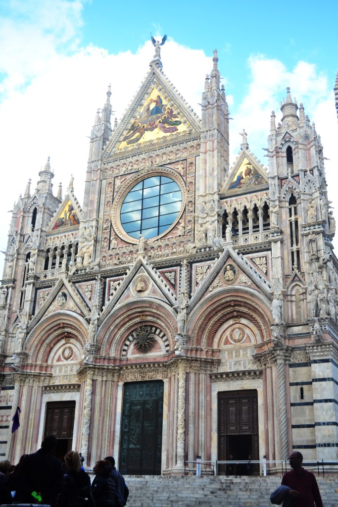 Sente e desfrute da riqueza de detalhes da fachada da Duomo, Siena - Crédito imagem Edith Auler