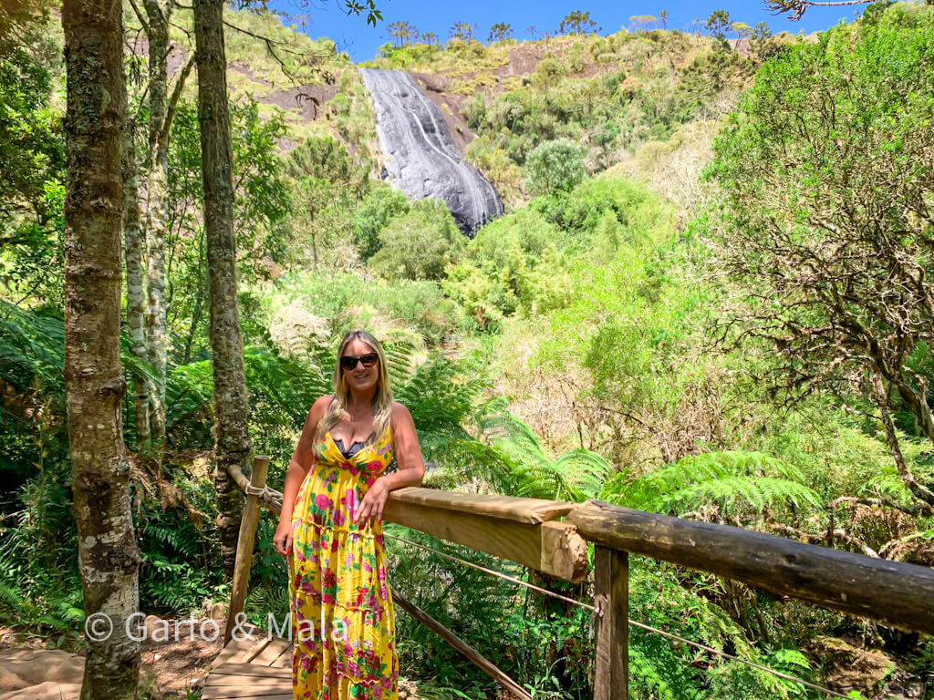 Paisagem natural pixelada com homem das cavernas perto de bônus de